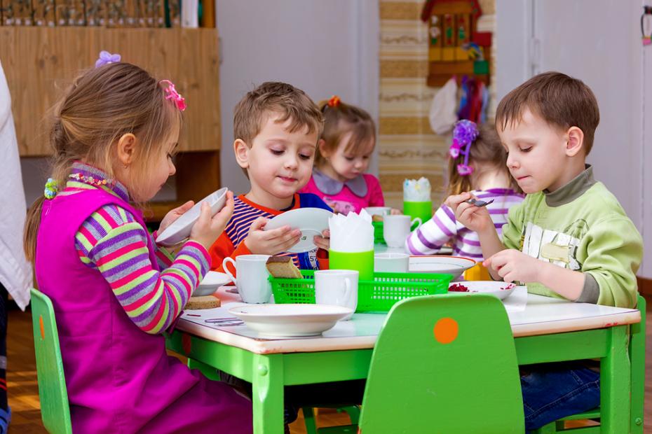 boys-and-girls-from-the-group-of-children-sitting-at-the-table-with-lunch-and-eat-appetizing