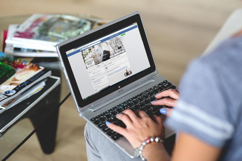 hands_woman_laptop_notebook_pexels