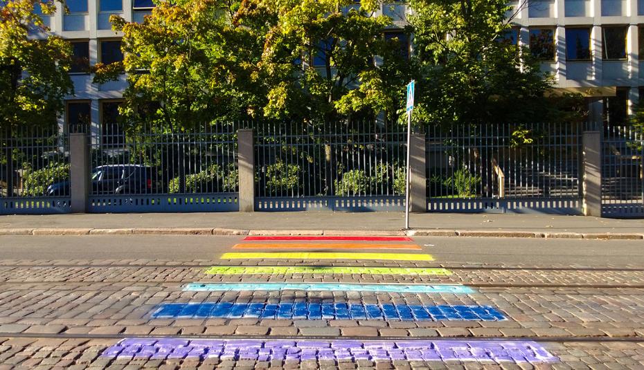 Russian_Embassy_in_Helsinki,_LGBT_pavement