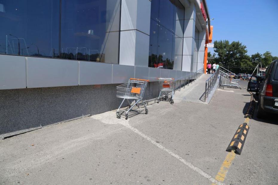 În Chișinău, doar în faţa a câtorva centre comerciale sunt locuri de parcare pentru șoferii cu dizabilităţi. Photo Credit: Lilia Zaharia