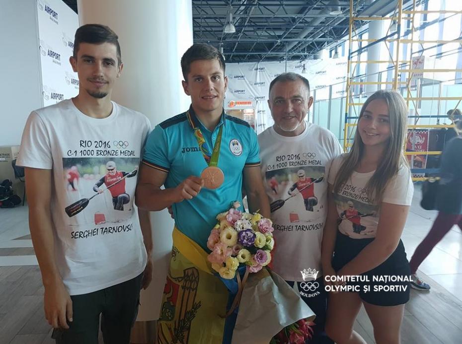 (foto) RIO 2016: Delegația olimpică întâmpinată la Chișinău. Serghei Tarnovschi aduce bronzul acasă