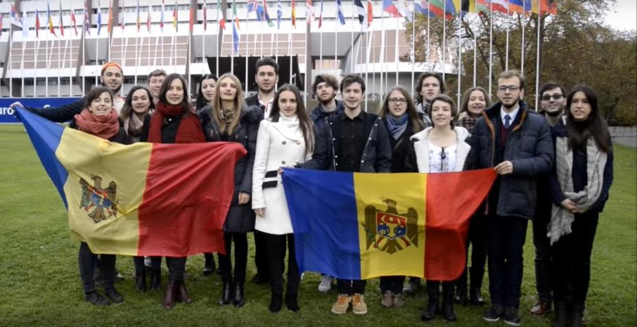 (video) Studenții moldoveni de la Strasbourg: „Ridică-te, Moldova, și ieși la vot!”