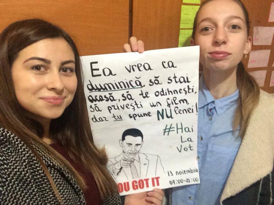 (foto) „Eu știu că tu poți #Hai La Vot”. Două tinere au lipit acest mesaj pe ușile unui cămin de la București