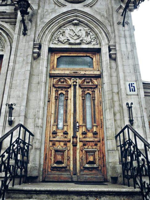 Ușa monumentului de arhitectură de pe strada 31 august 1989 nr.15. 