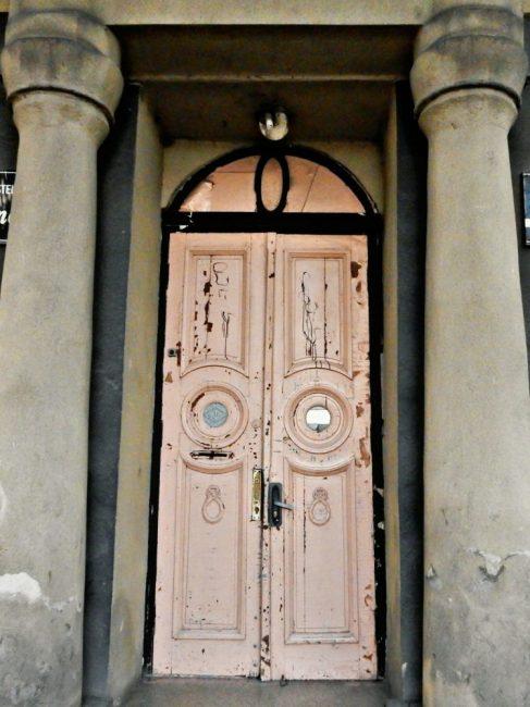 Ușa monumentului de arhitectură de pe strada 31 august 1989, 109 -107.