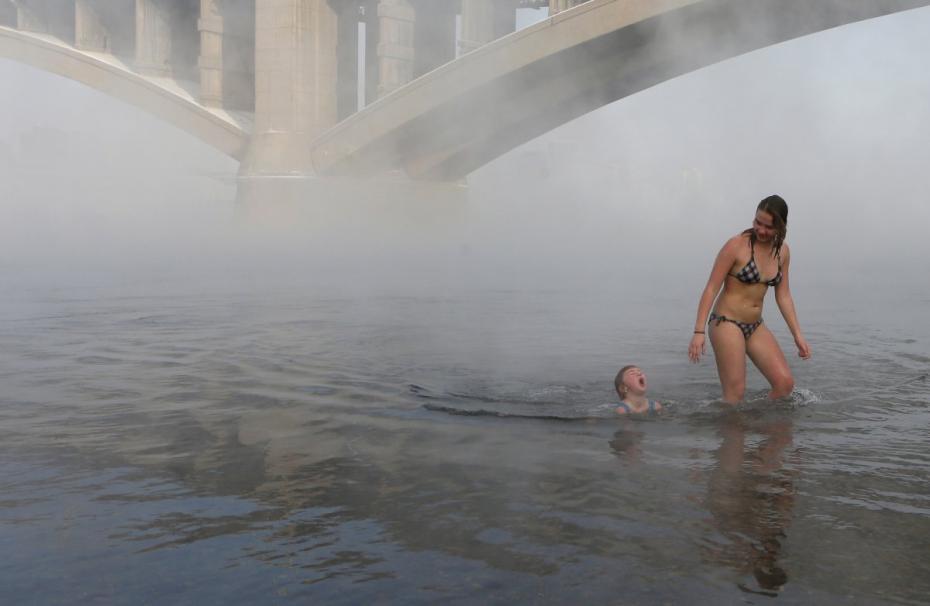 (foto) Așa ceva vei vedea doar în Rusia! Copii de nouă ani înoată în apă rece ca gheața la -22 °C