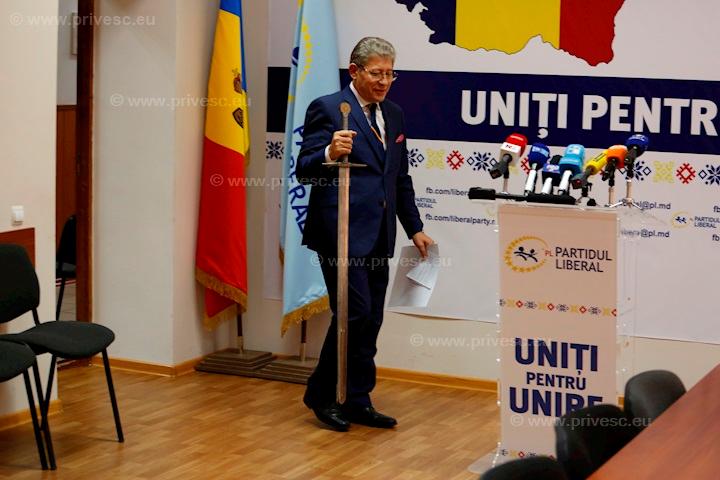 (foto) Cele mai tăioase meme-uri cu Mihai Ghimpu și sabia lui Ștefan cel Mare