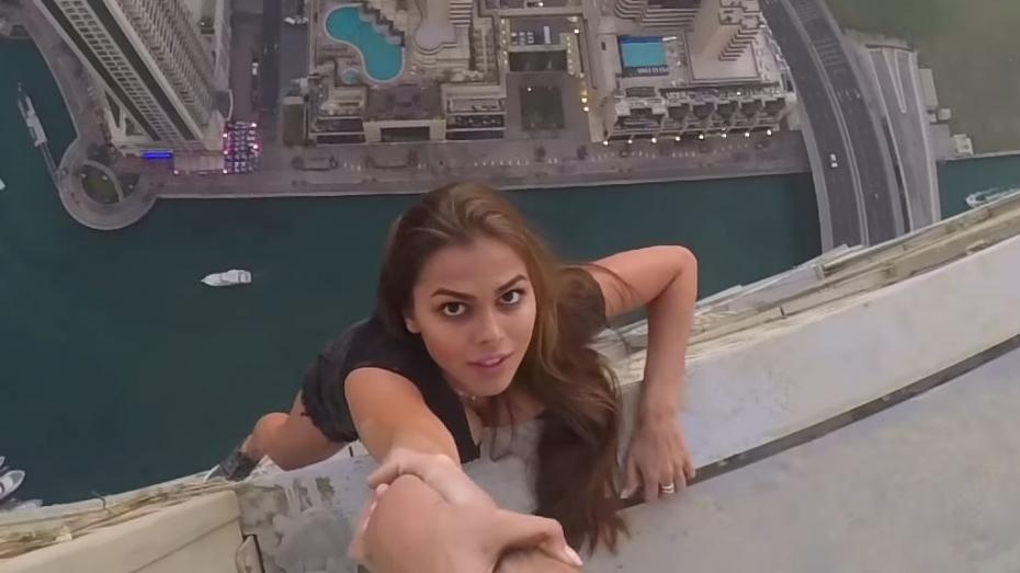 (video) O rusoaică a stat atârnată pe un zgârie-nori din Dubai pentru a realiza o fotografie amețitoare