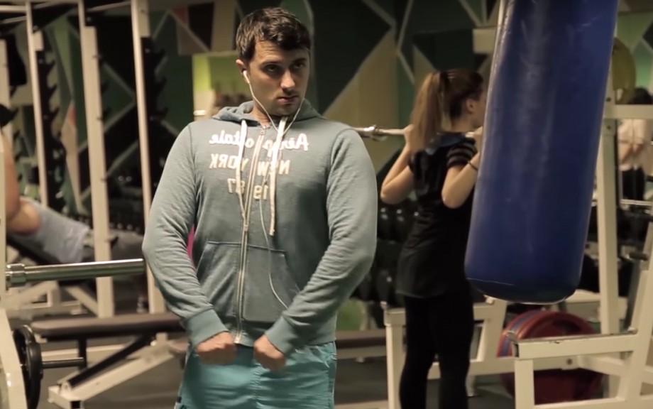 (video) Primul antrenament la sala de forță. „Intri cât mai înfoiet și testezi toate aparatele”