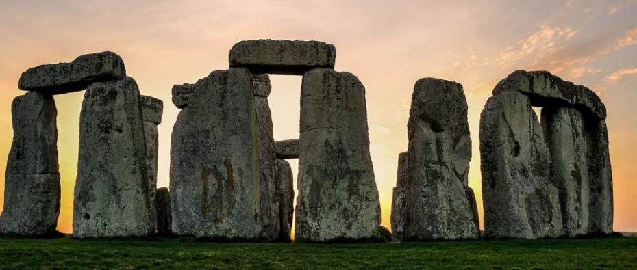 stonehenge-circle-pink-sky