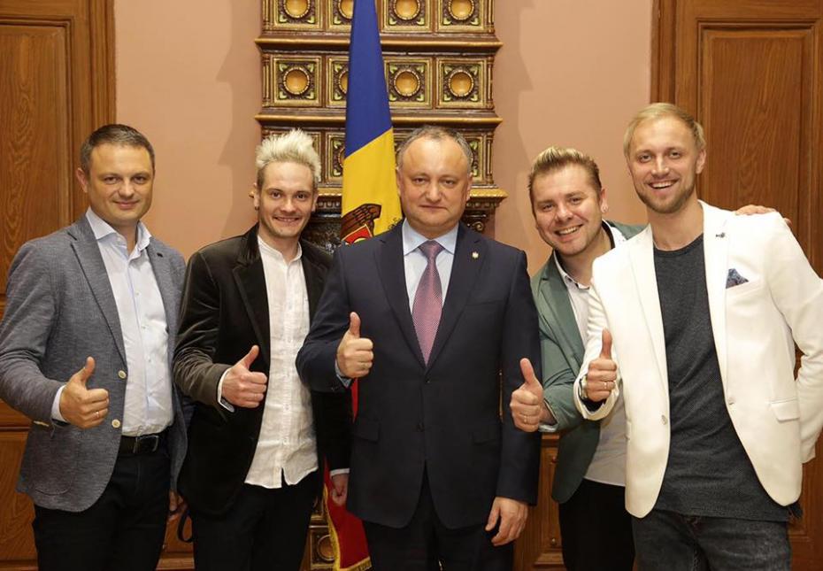 (foto) Igor Dodon a avut o întâlnire cu reprezentații Moldovei la Eurovision, trupa SunStroke Project