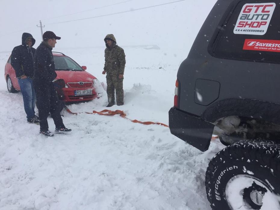 (foto, video) Cum a reușit să ajute la misiunile de salvare un grup de tineri pasionați de off-roading