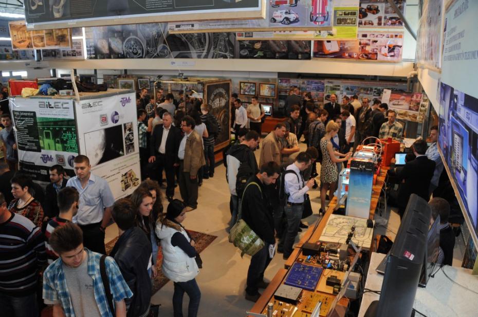 UTM organizează Expoziţia lucrărilor studenţeşti „Creaţia deschide Universul-2017”