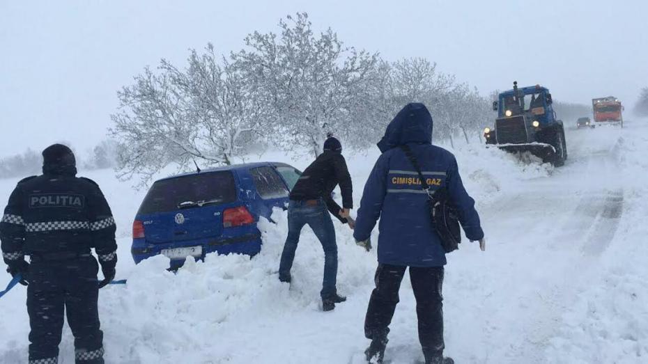 (foto, video) Cot la cot cu cetățenii, polițiștii intervin pentru situațiile de urgență provocate de vreme