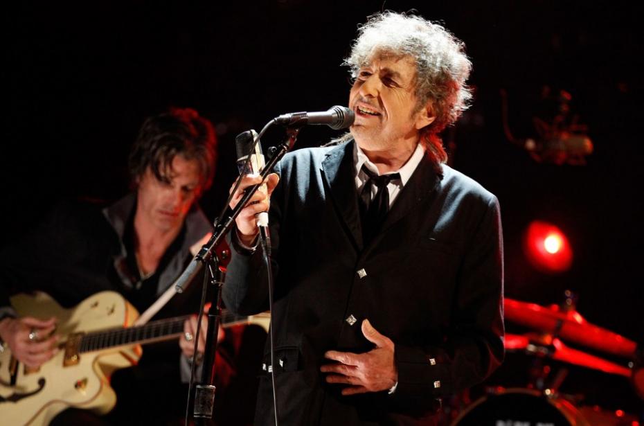 Bob Dylan a primit , sâmbătă la Stockholm, premiul Nobel pentru Literatură