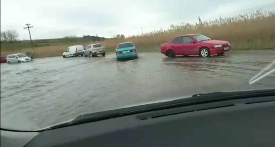 (video) Inundații la Strășeni. Mai multe mașini „înoată” pe un drum din localitate