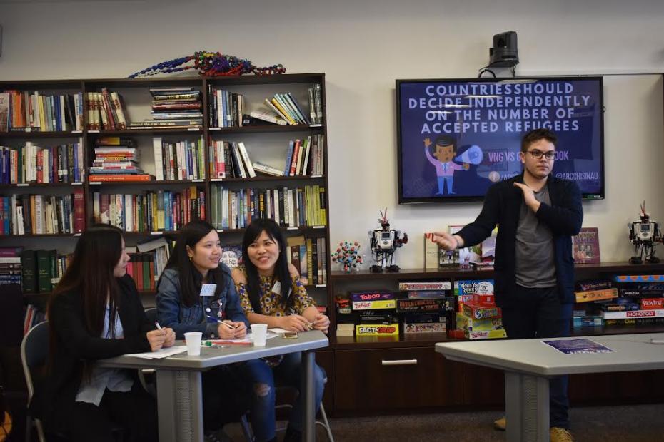 Daniel Vorobiov voluntar ARC, moderand unul din jocurile din cadrul ARC Debate Tournament. PC: American Resource Center