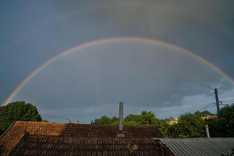 (foto) Seară colorată pe cerul din Moldova. Cum s-a văzut curcubeul de astăzi prin filtrele internauților