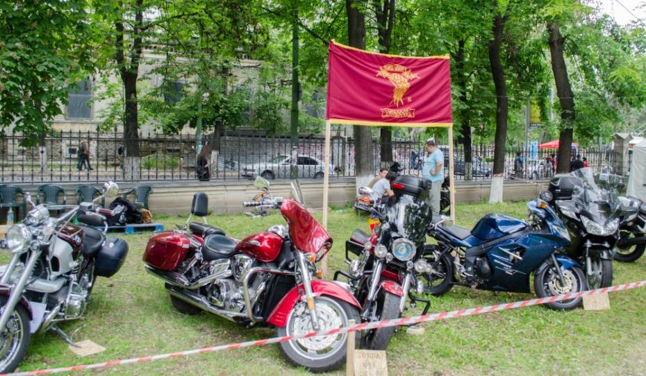 (foto) Noaptea Muzeelor: 30 de motociclete și motorete au fost admirate de vizitatori