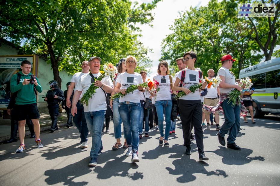 (foto, video) Cum s-a desfășurat marșul „Fără Frică”: participanții au mers cu flori în mână, în timp ce contestatarii au aruncat în ei cu ouă