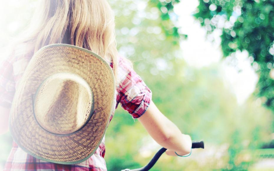 6951011-blonde-girl-summer-hat