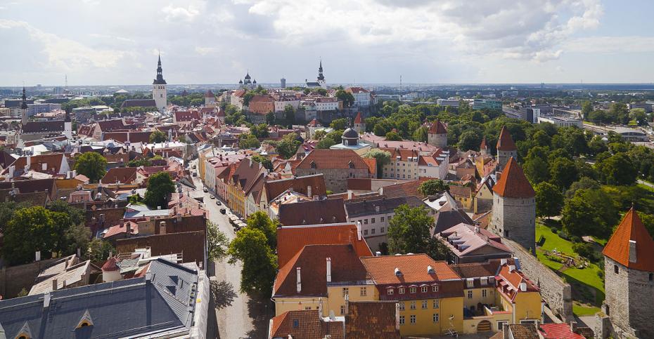 Vistas_panorámicas_desde_la_iglesia_de_San_Olaf,_Tallinn,_Estonia,_2012-08-05,_DD_01