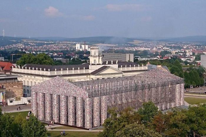 (foto) Un artist a construit un Partenon din 100.000 de cărți interzise pe un loc în care naziștii au ars în jur de 2000 de cărți în 1933