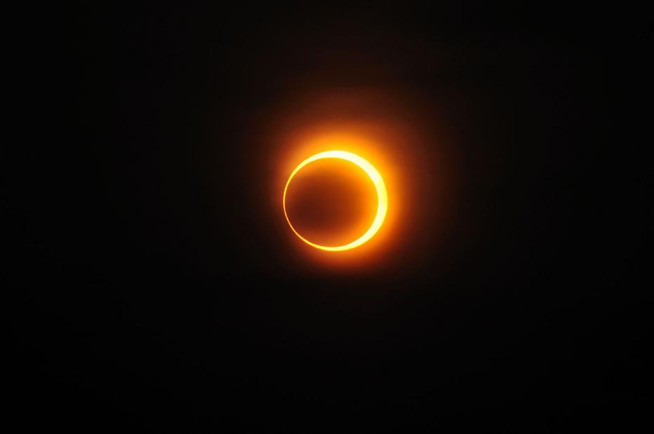 1200px-Solar_annular_eclipse_of_January_15,_2010_in_Jinan,Republic_of_China