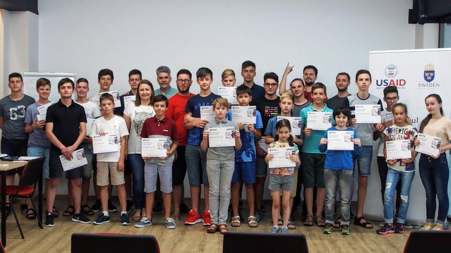 (video) 22 de tineri au învățat gratuit să creeze jocuri video și pagini web în cadrul taberei de vară CoderDojo