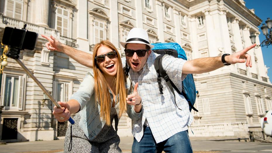 tourist-selfie-sticks-today-tease-1-150916_23e68413303e8f799f5bc2f02cfaa0fb