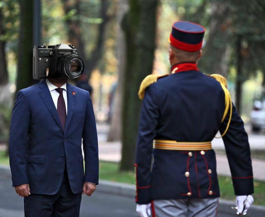 (foto) Cele mai fotogenice meme-uri cu Igor Dodon, degetul său mijlociu și noul aparat de fotografiat