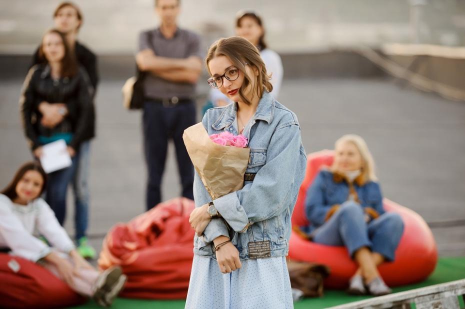 (galerie foto) Poezia răsare la apus. A fost lansat volumul de versuri al tinerei poete Romina Chetraru