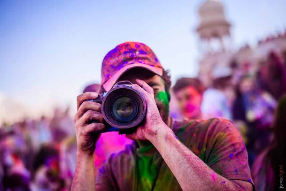 Vezi cum îți poți proteja aparatul de fotografiat la cel mai colorat eveniment al anului – Festivalul Culorilor Darwin