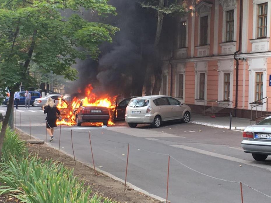 (foto) O mașină a fost cuprinsă în flăcări în timp ce se deplasa în centrul Capitalei