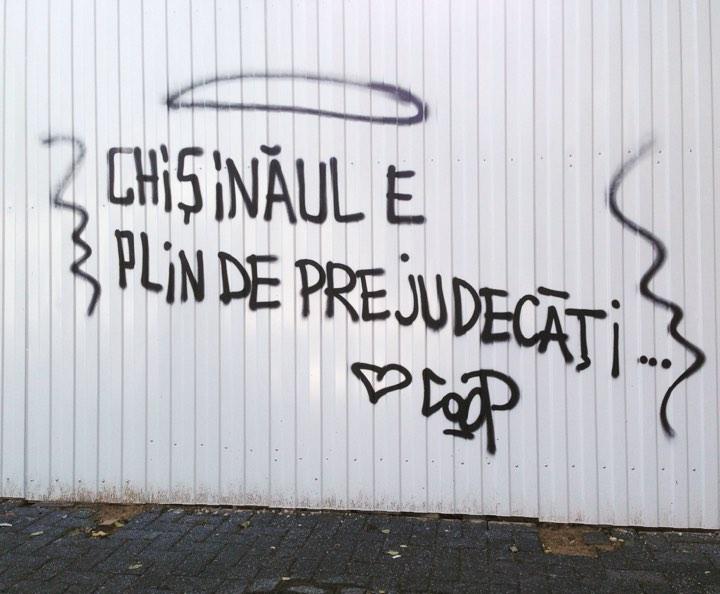 (foto) Ce ne spune Chișinăul prin mesajele text de pe pereții orașului. Explicațiile street artistului Coop