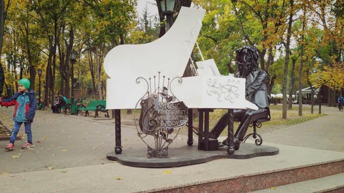 (foto) Muzica lui Beethoven „răsună” în parcul Central. Cum arată noua sculptură de fier plasată la intrarea în parc