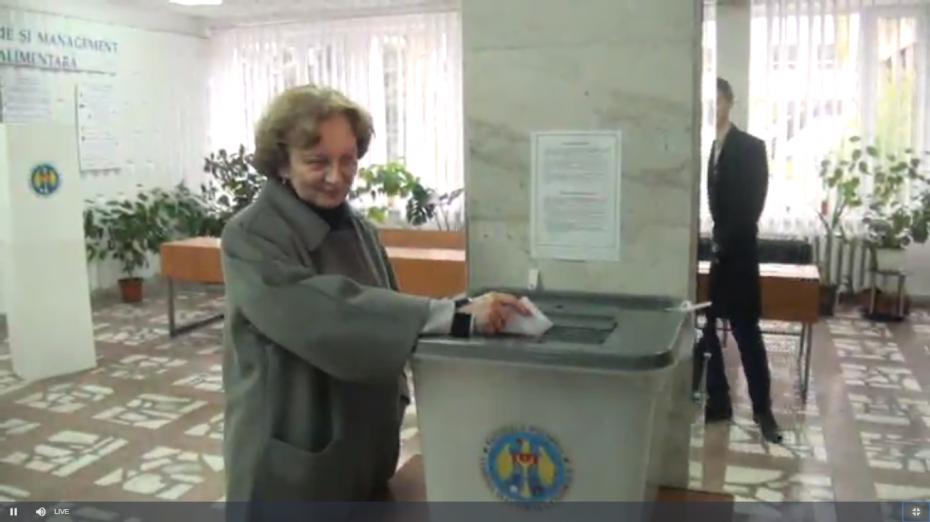 Referendum Local 2017: Președinta Partidului Socialiștilor din Republica Moldova, Zinainda Greceanîi, a votat