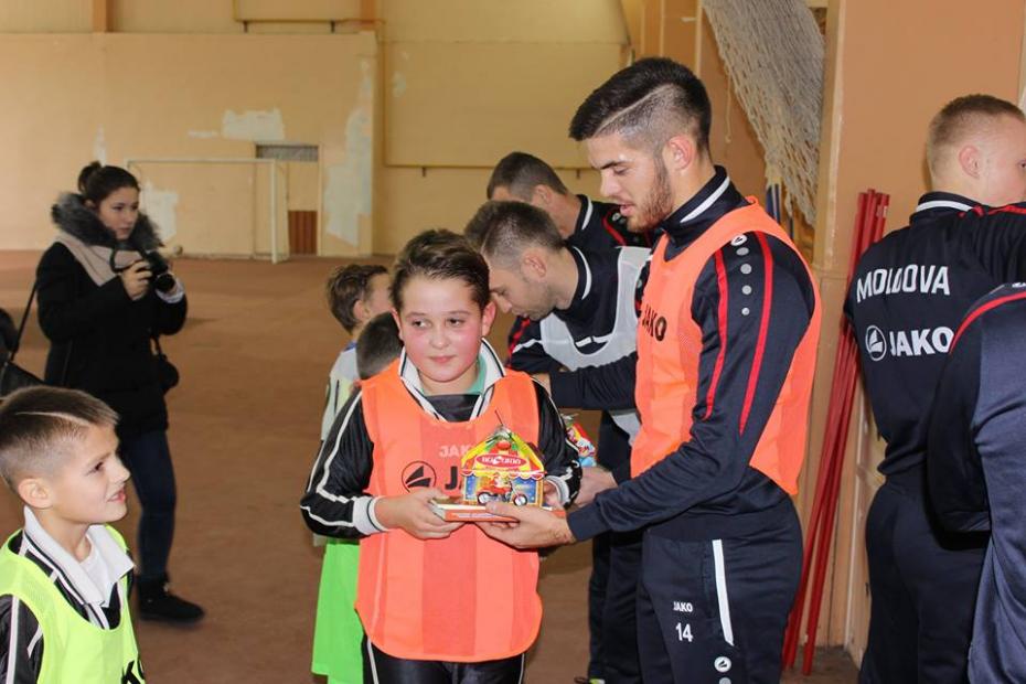 (foto) Naționala de fotbal vine în orașul tău. Copiii din Grigoriopol au învățat trucuri noi de la fotbaliștii din Moldova