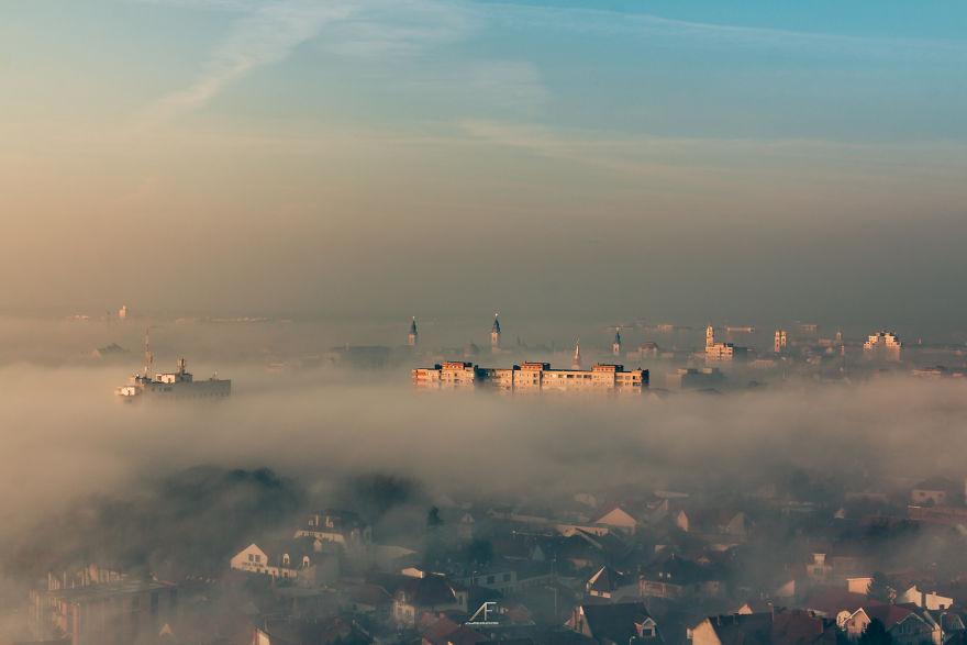 (foto) Sub plapumă de ceață. Un fotograf a realizat o serie de imagini ale orașului de dimineață