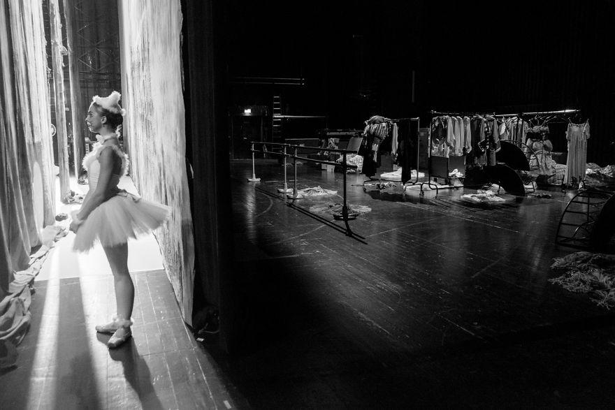 What-remains-hidden-behind-the-scenes-of-ballet-dance-The-secret-is-revealed-by-the-amazingly-beautiful-works-of-the-master-of-ballet-photography-Daryan-Volkova-5a09fe97238a3__880