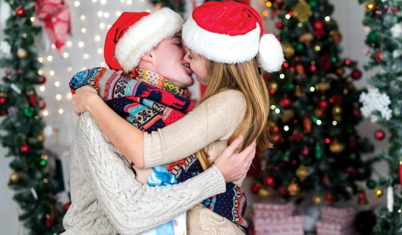 couple-kissing-on-christmas