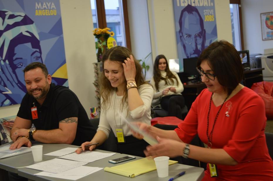 Membrii juriului de la ARC Debate Tournament 2017 (stânga-dreapta) Ryan Rettaliata, Fulbright Husband; Iuliana Golub, Voluntară ARC și Tamara Țurcan, Director ARC. PC: American Resource Center