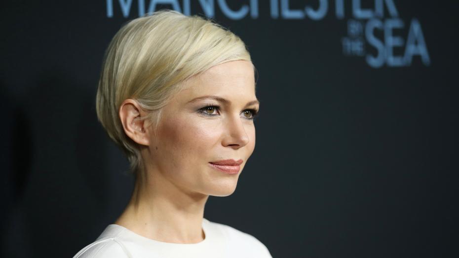 BEVERLY HILLS, CA - NOVEMBER 14: Actress Michelle Williams attends the premiere of Amazon Studios' "Manchester By The Sea" at Samuel Goldwyn Theater on November 14, 2016 in Beverly Hills, California.  (Photo by Phillip Faraone/Getty Images)