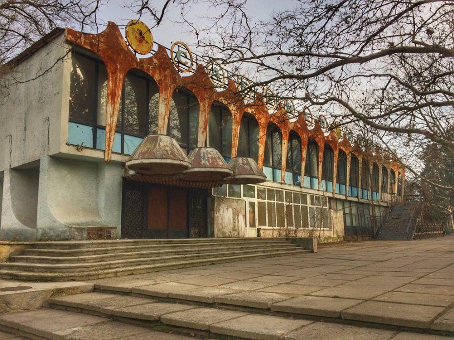 (foto) Descoperiri urbane: Cafeneaua Guguță – o navă spațială, care după o avarie la bord a trebuit să aterizeze de urgență în grădina publică „Ștefan cel Mare”