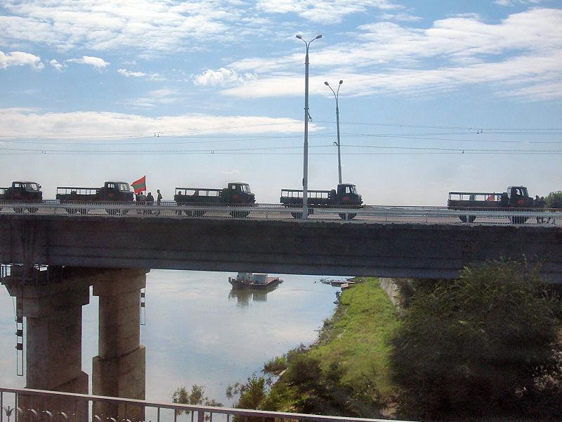 800px-Tiraspol_bridge_infantry_vehicles