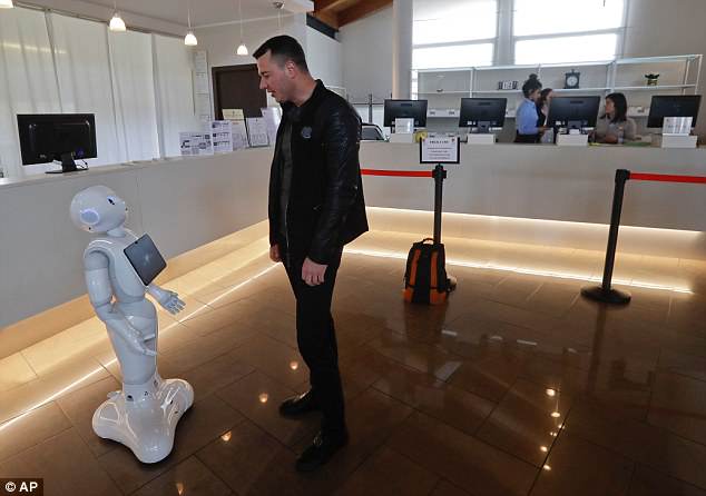 (foto) Un turist din Moldova s-a întâlnit cu primul robot-asistent într-un hotel din Italia. Ce impresii i-a lăsat micul ajutor