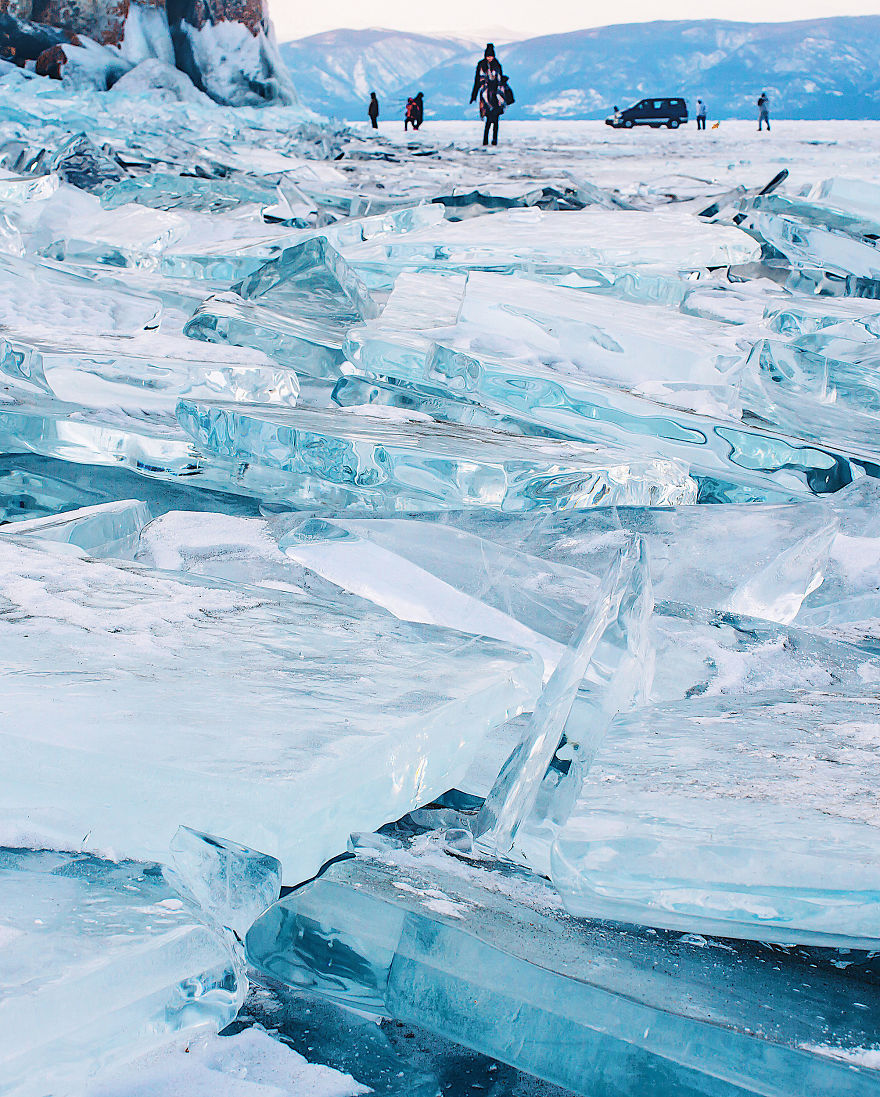 I-Walked-On-Frozen-Baikal-The-Deepest-And-Oldest-Lake-On-Earth-To-Capture-Its-Otherworldly-Beauty-Again-5abcae36dd2e3__880