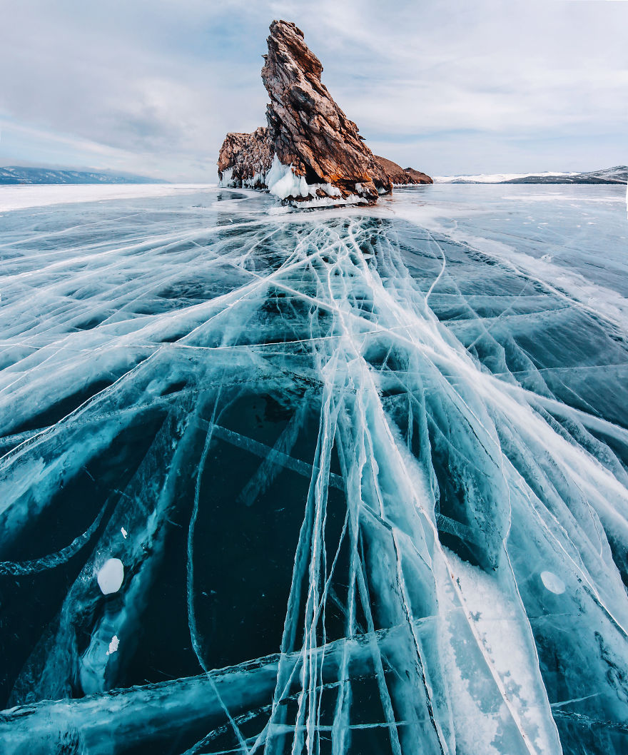 I-Walked-On-Frozen-Baikal-The-Deepest-And-Oldest-Lake-On-Earth-To-Capture-Its-Otherworldly-Beauty-Again-5abcae901741f__880