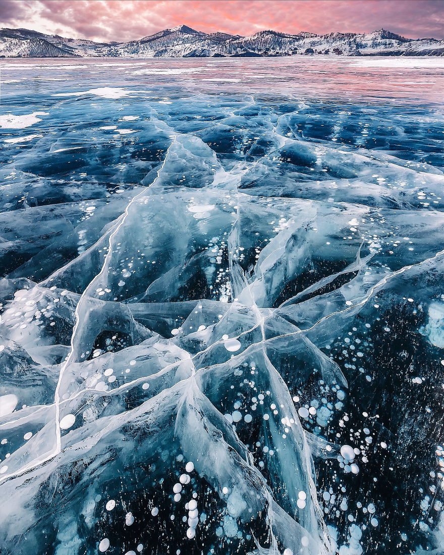 I-Walked-On-Frozen-Baikal-The-Deepest-And-Oldest-Lake-On-Earth-To-Capture-Its-Otherworldly-Beauty-Again-5abcb4583ea77__880