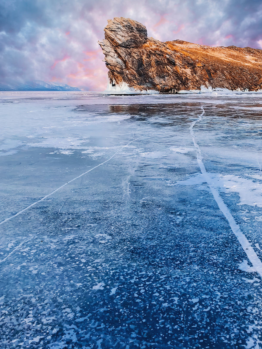 I-Walked-On-Frozen-Baikal-The-Deepest-And-Oldest-Lake-On-Earth-To-Capture-Its-Otherworldly-Beauty-Again-5abcb49182a5b__880